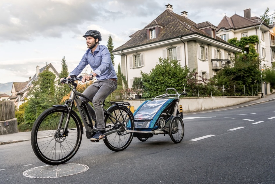 Fahrradfahrer vor Wohnhäusern