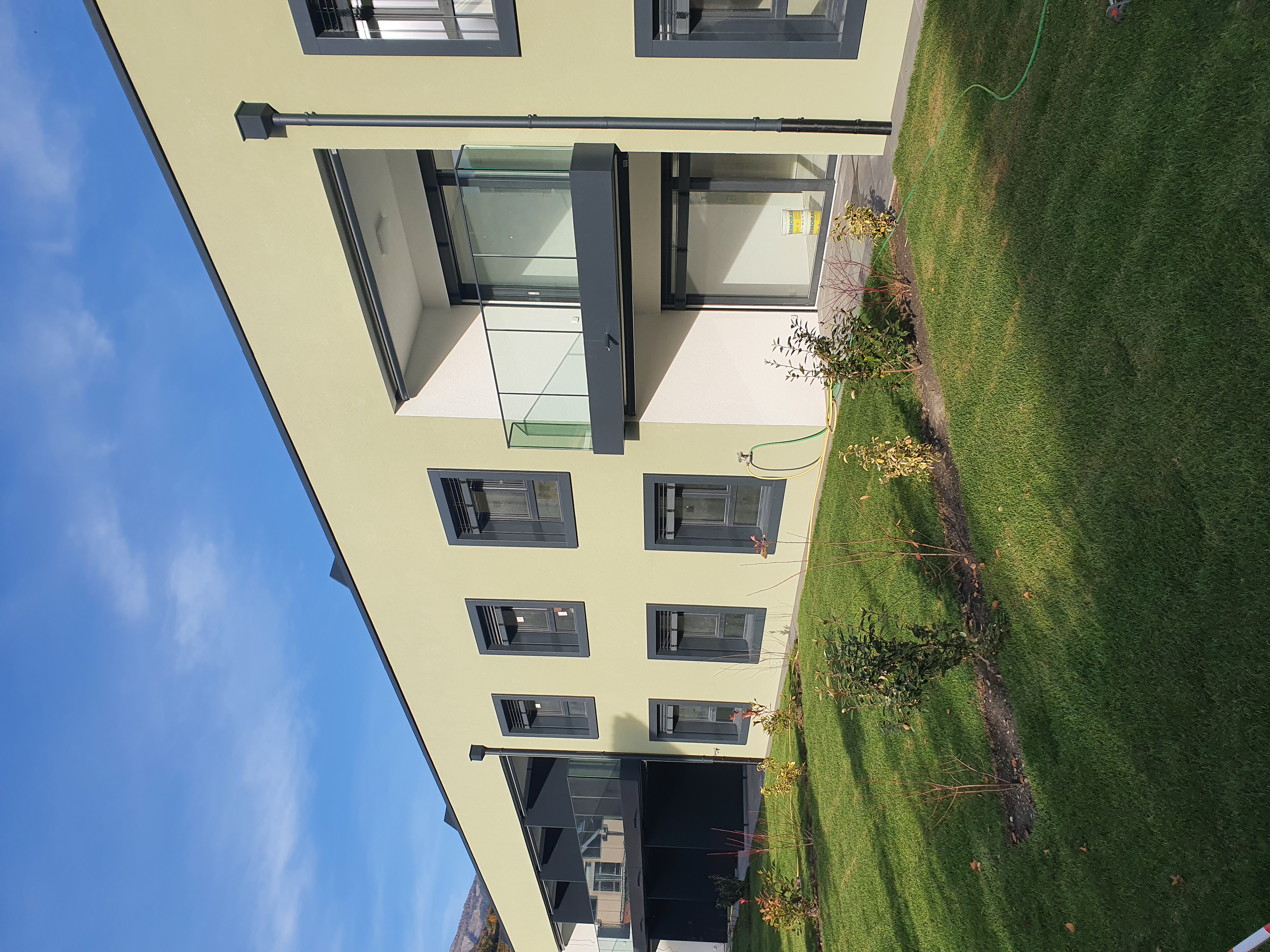Moderne Wohnanlage mit Balkon und Garten