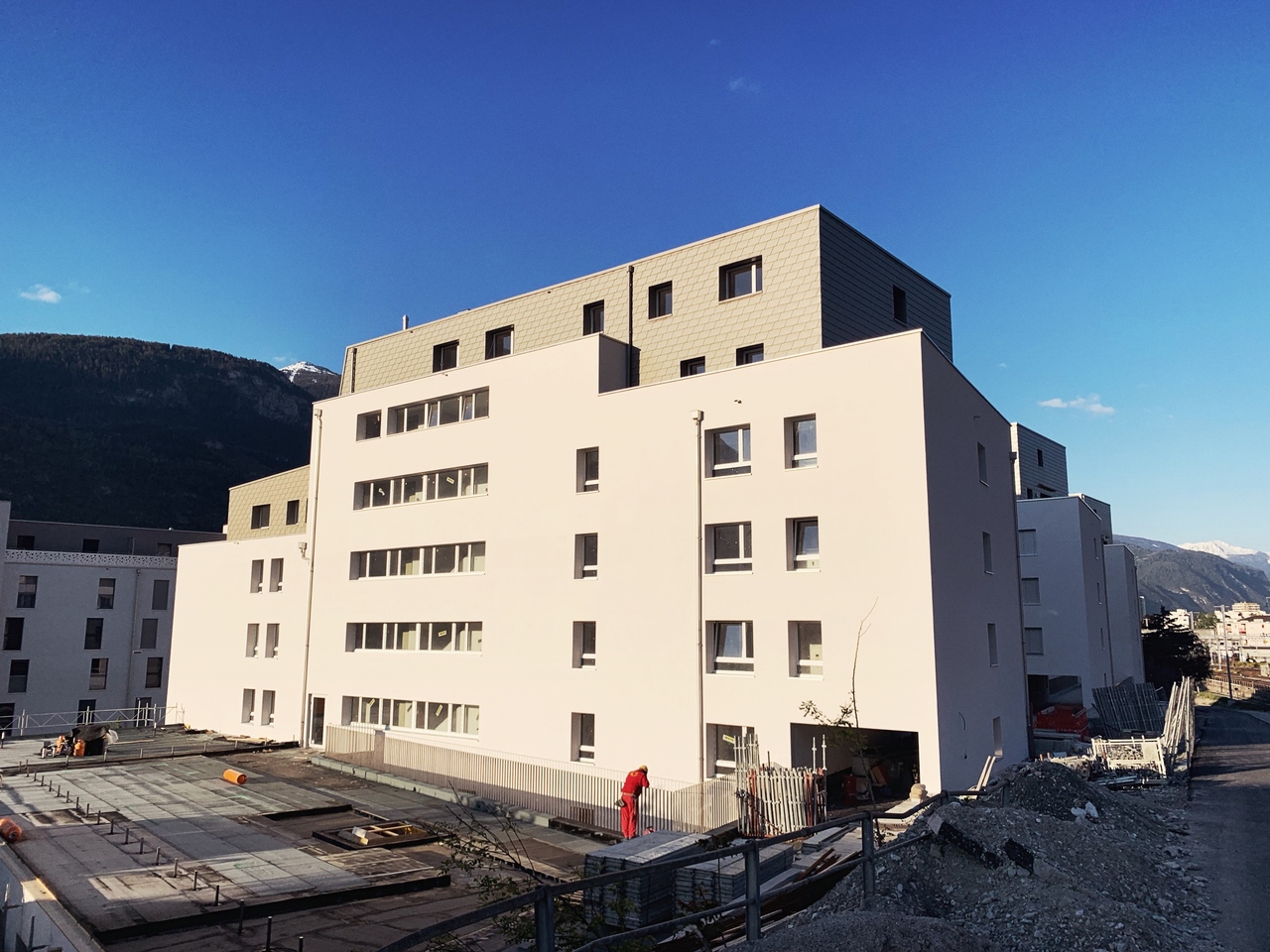 Modernes Mehrfamilienhaus im Bau