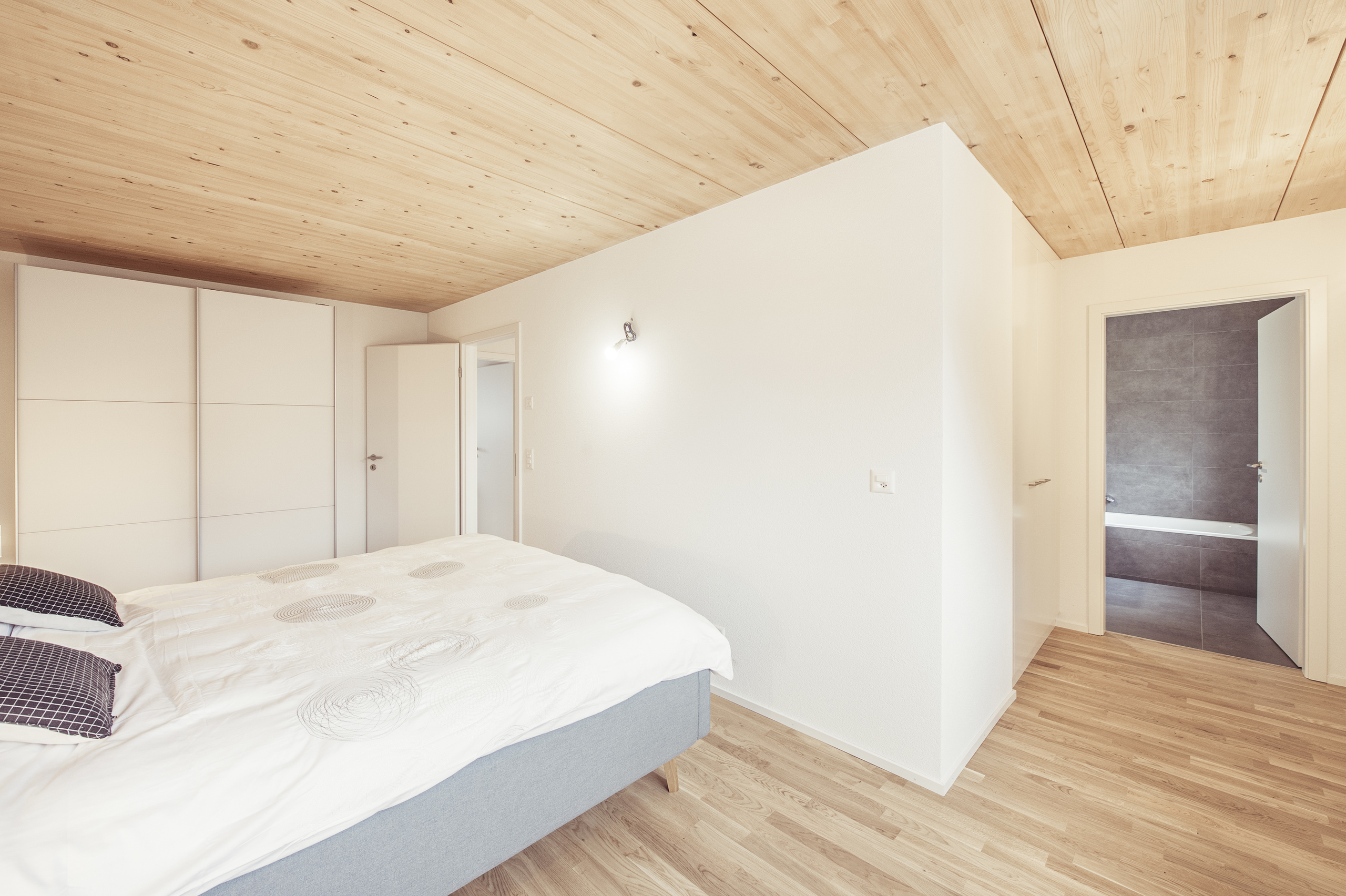 Helles Schlafzimmer mit Holzbalkendecke