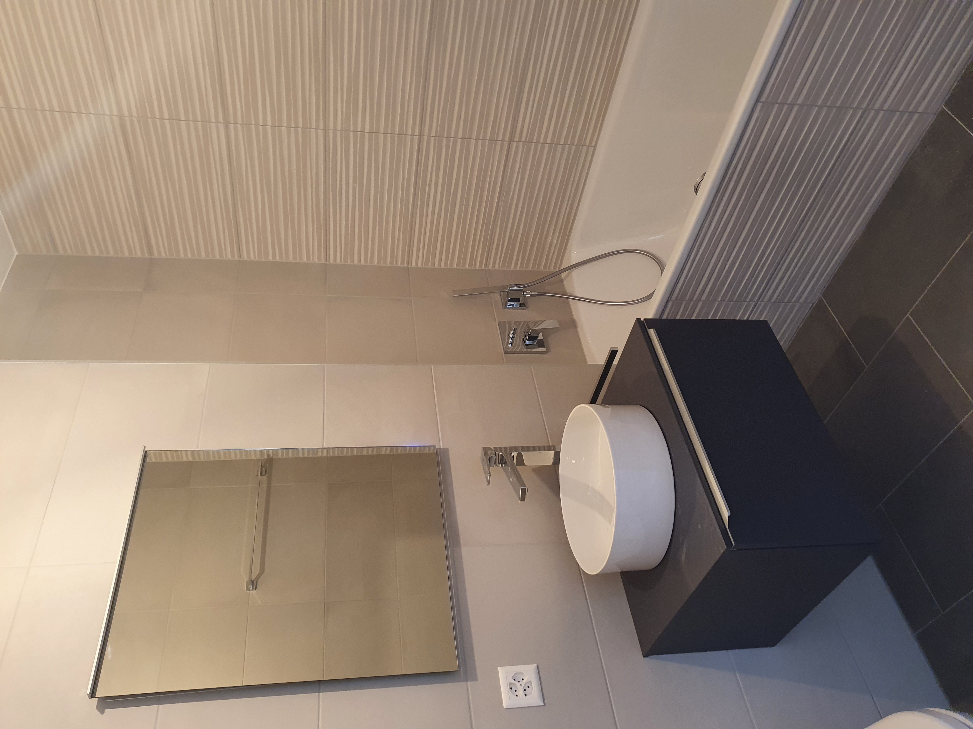 Modernes Badezimmer mit Wanne und Waschplatz