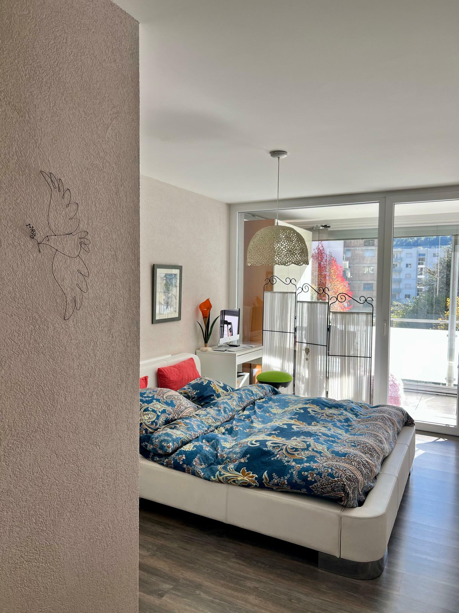 Schlafzimmer mit Balkonblick