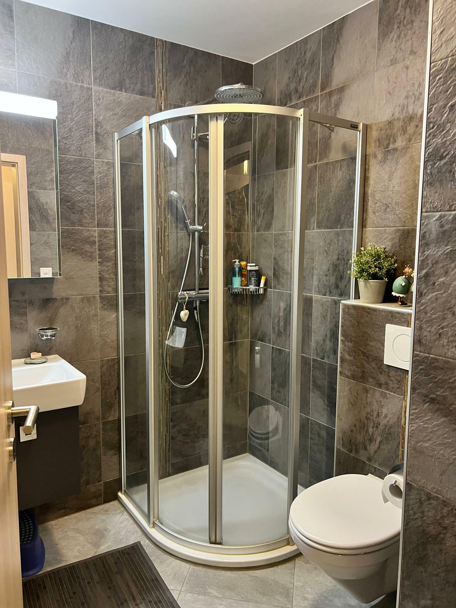 Modernes Badezimmer mit Eckdusche