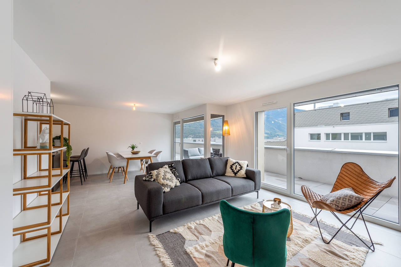 Heller Wohn-Essbereich mit Balkon und Bergblick