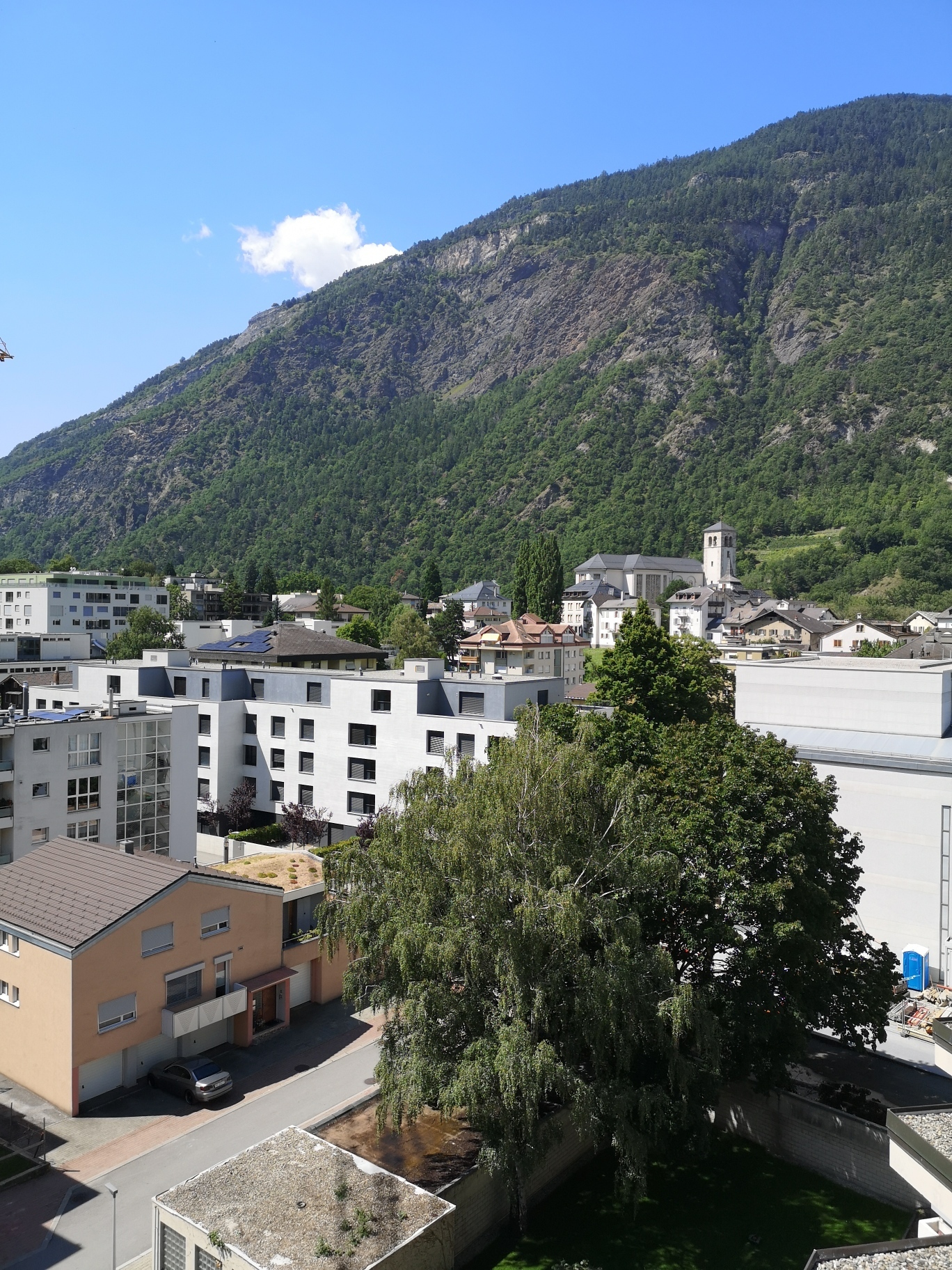 Stadt- und Bergblick aus erhöhter Position