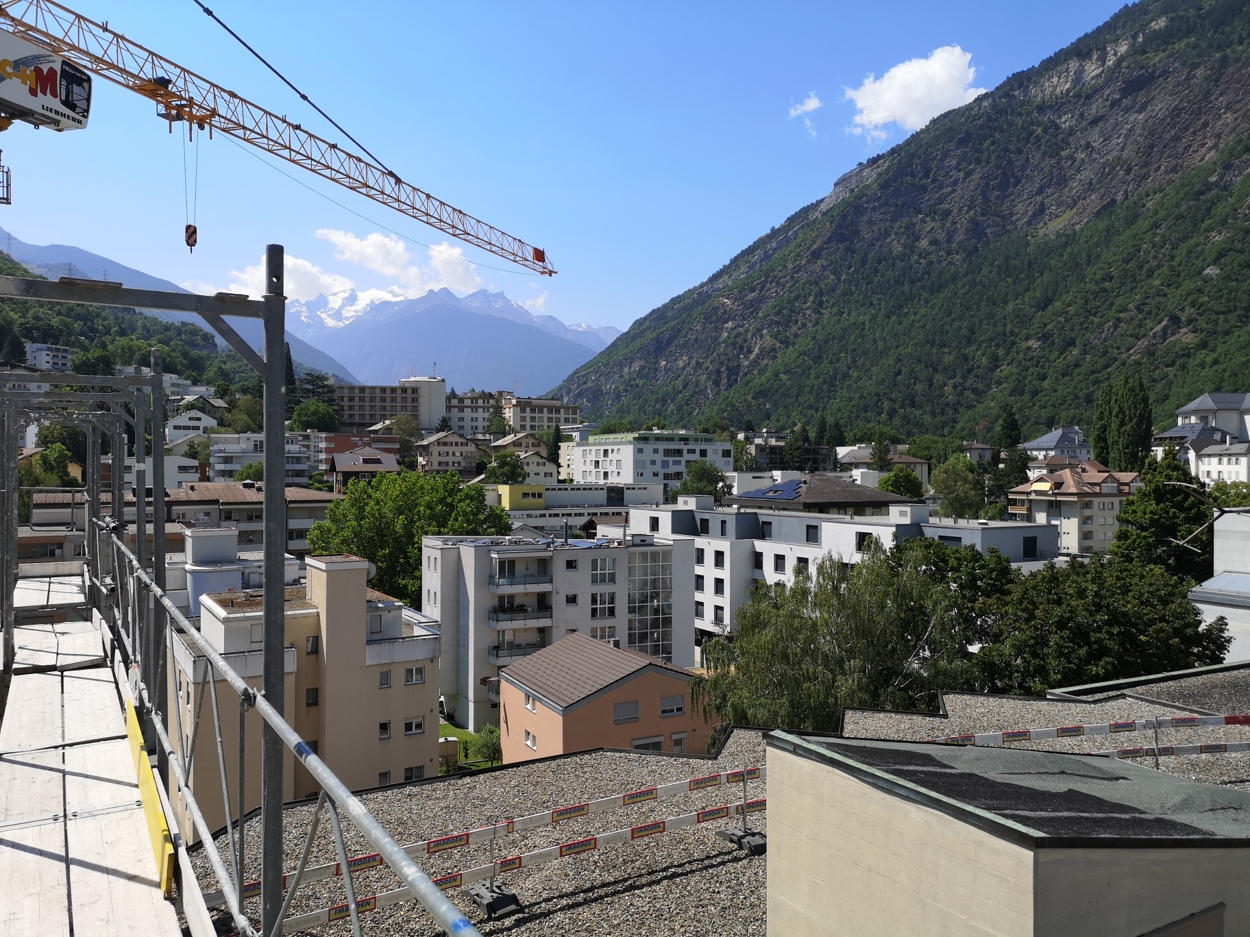 Bergpanorama über einer Stadtbaustelle