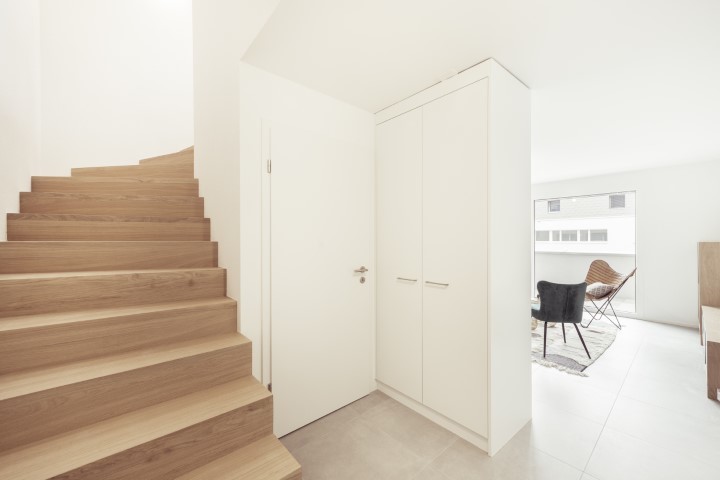 Heller Flur mit Treppe und Einbauschrank