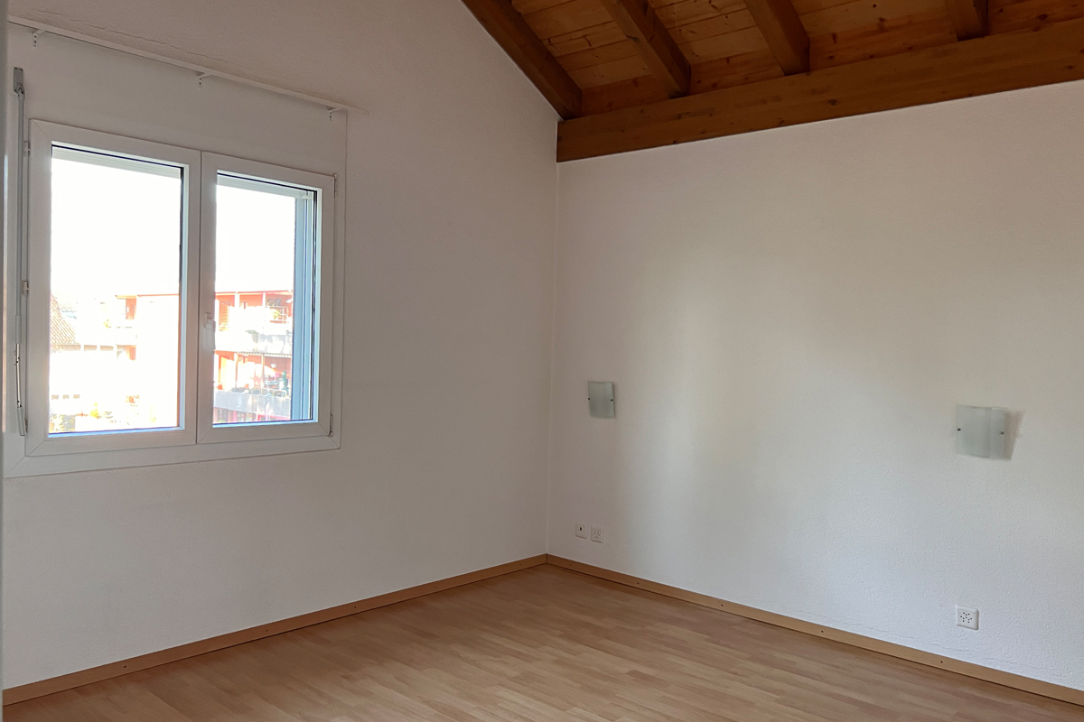 Leerer Raum mit Holzdecke und Fenster