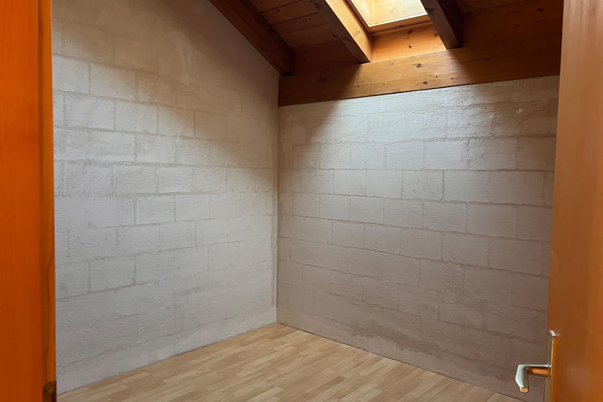 Kleiner Dachraum mit Dachfenster
