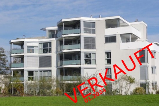 Modernes Mehrfamilienhaus mit Balkonfront