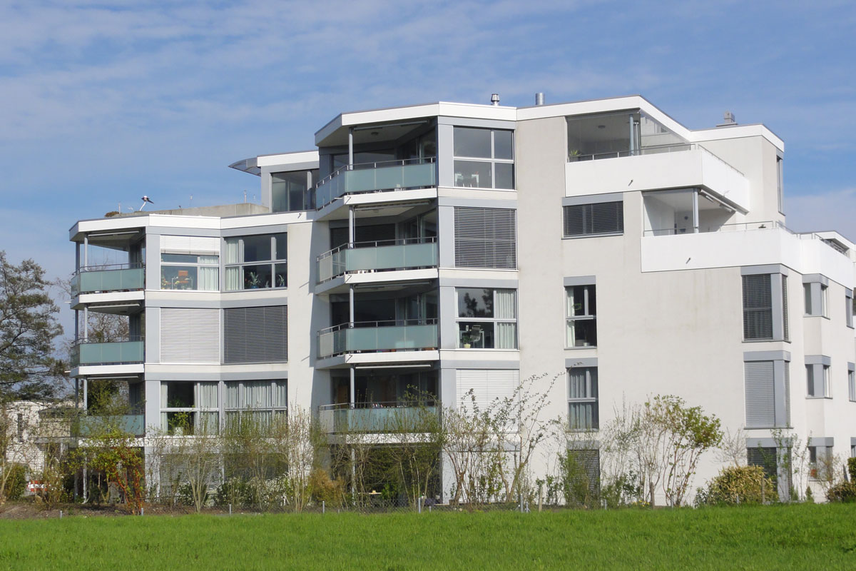 Modernes Mehrfamilienhaus mit Balkonen