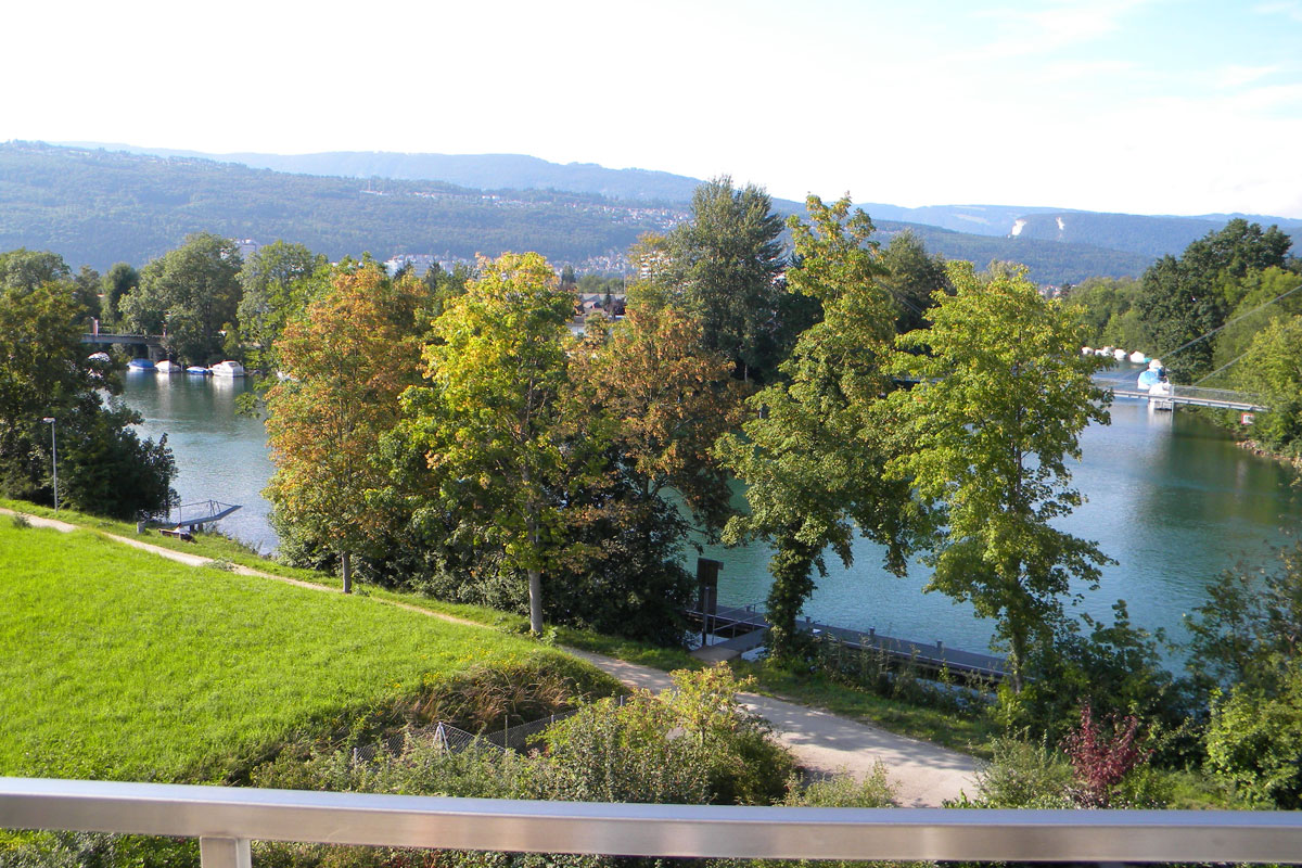 See- und Landschaftsblick mit Bäumen