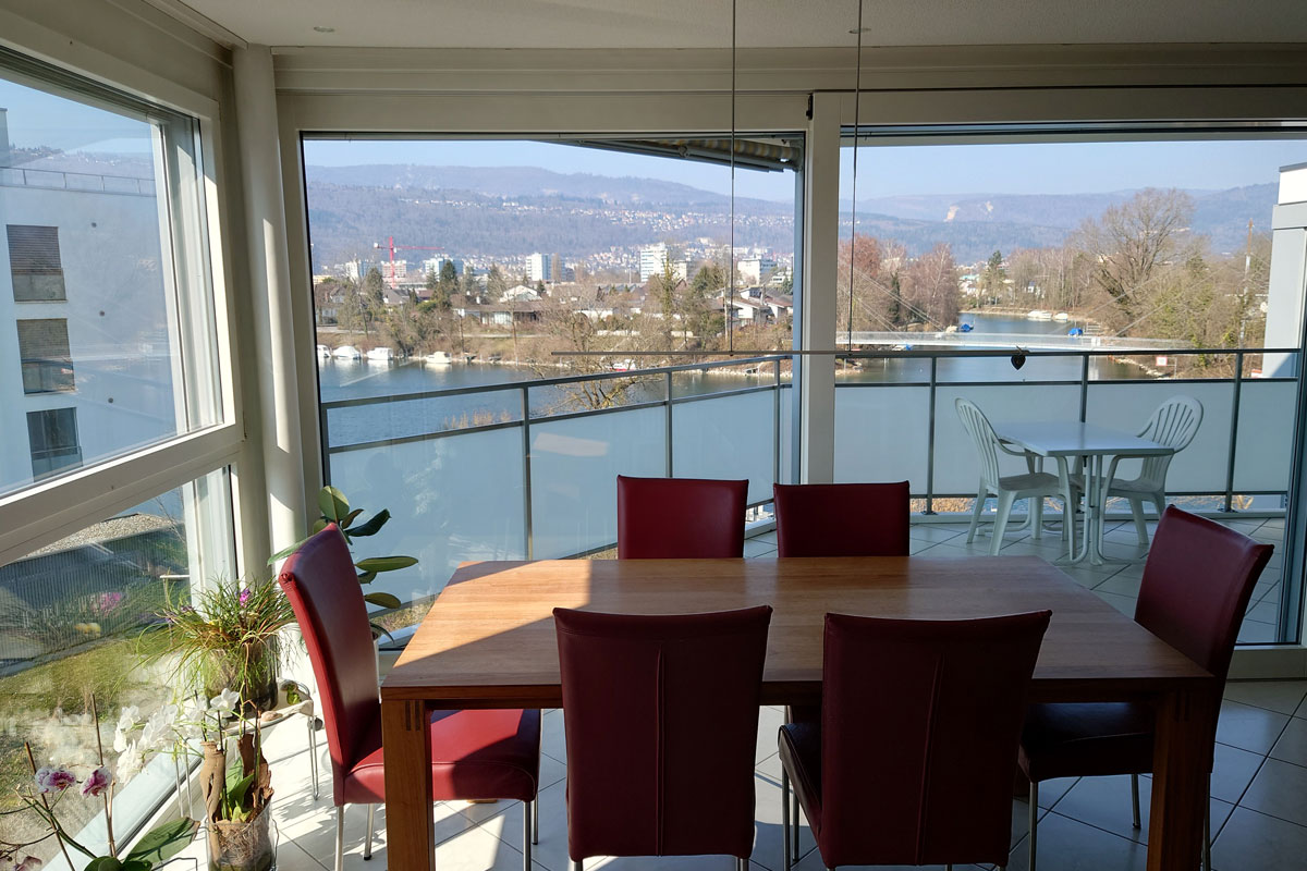 Essbereich mit Balkonblick