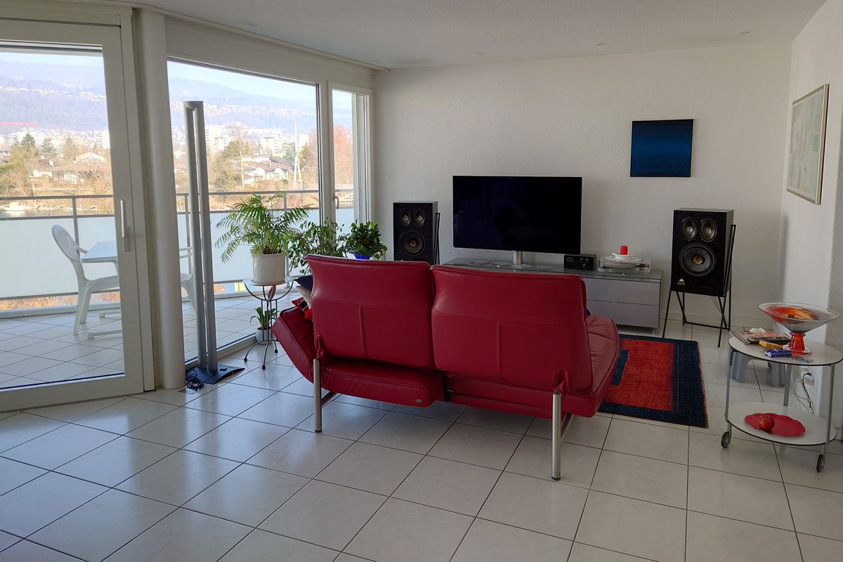 Heller Wohnraum mit Balkon und Blick ins Grüne