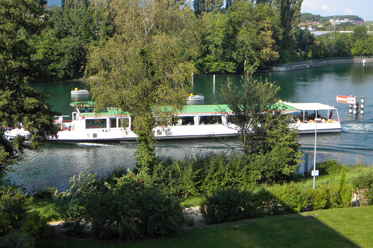 Fluss mit Passagierschiff