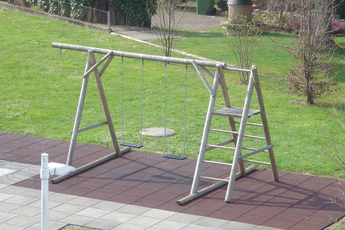 Spielplatz mit Holzschaukel