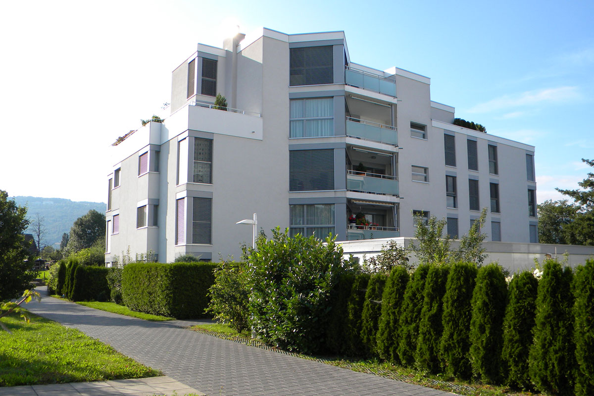 Modernes Mehrfamilienhaus mit Balkonfassade