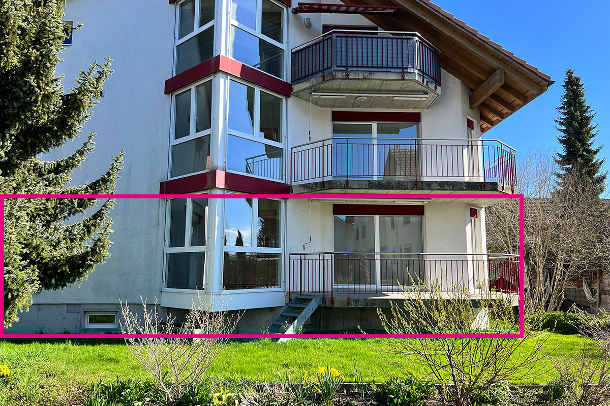 Wohnhaus mit Balkonen und Gartenansicht