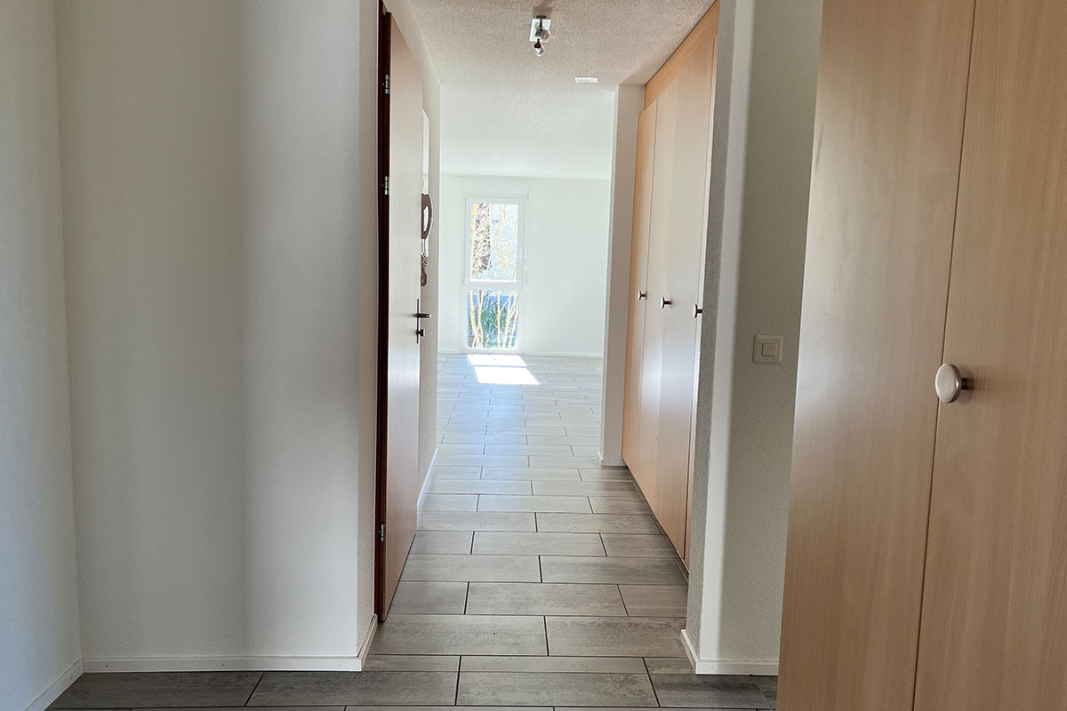 Heller Flur mit Blick in einen Raum