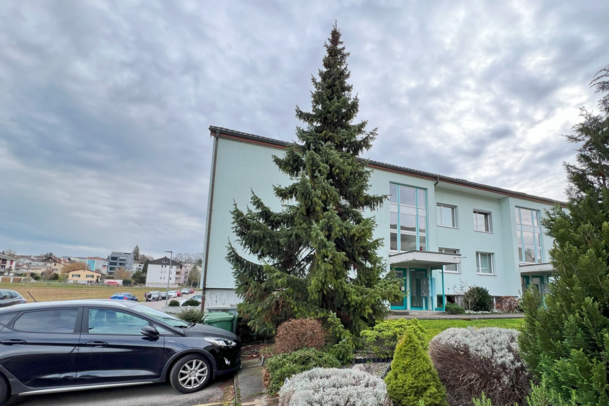 Mehrfamilienhaus mit Vorgarten