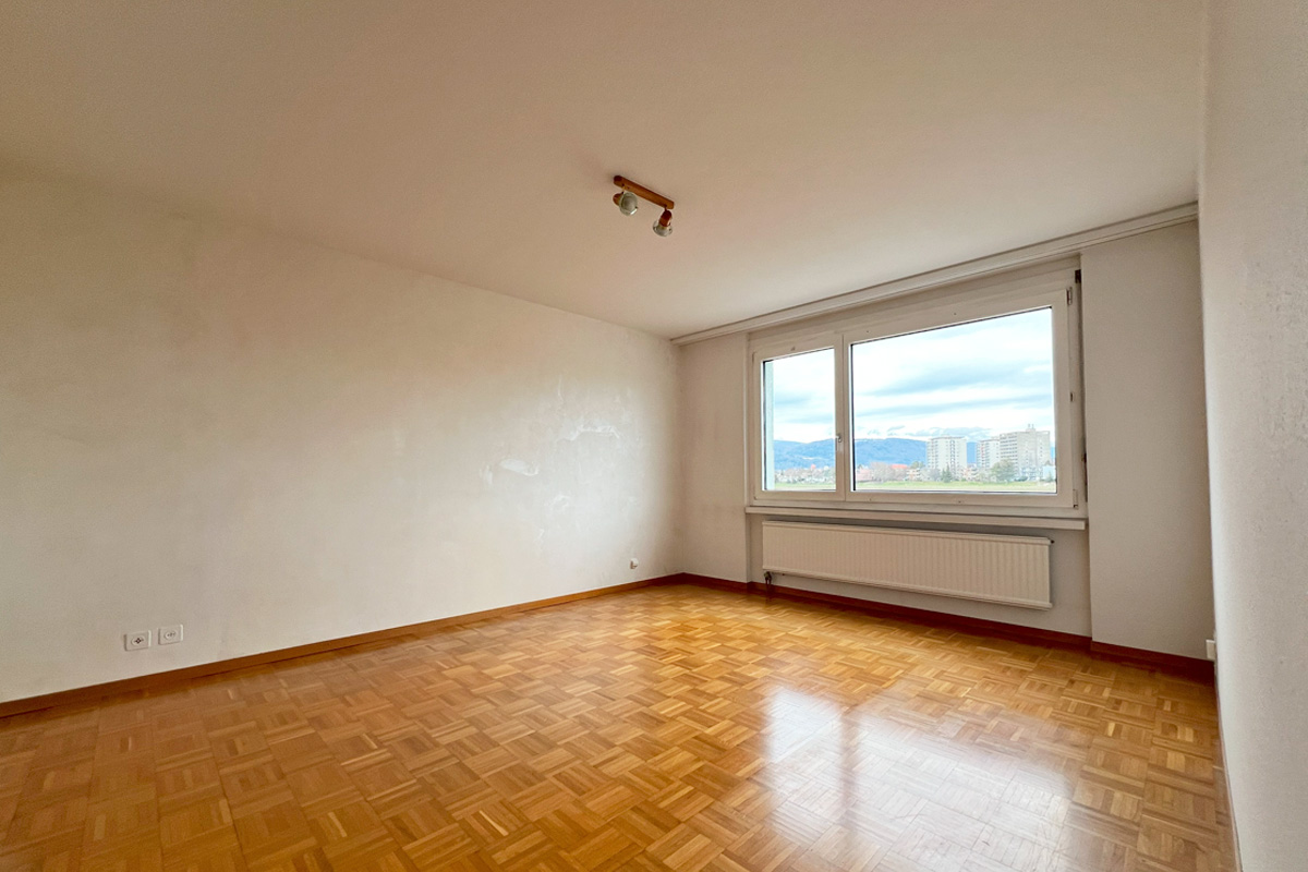 Leerer Wohnraum mit Fensterblick