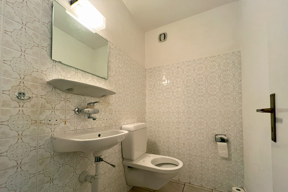 Gäste-WC mit Fliesenmuster