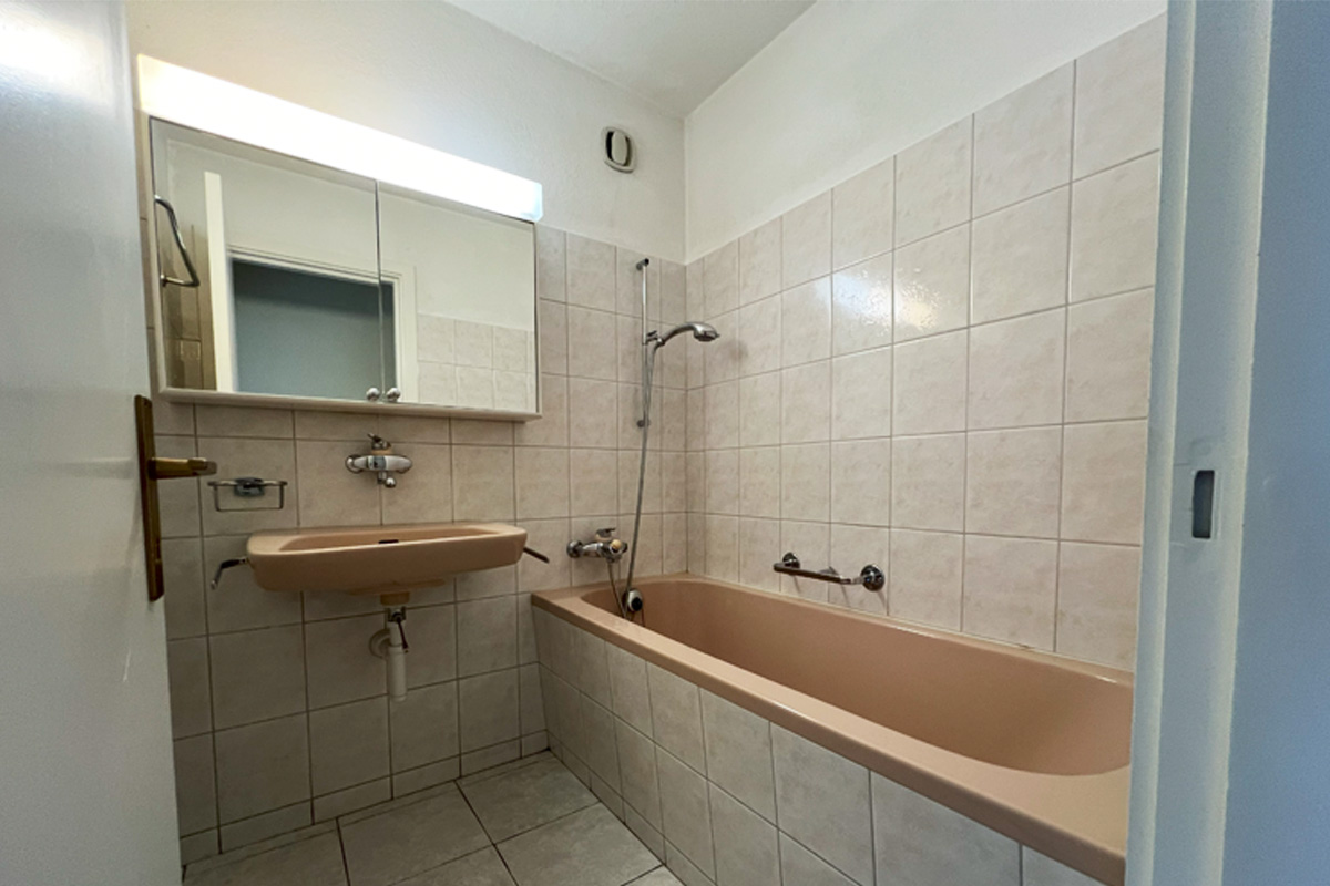 Badezimmer mit Wanne und Waschtisch