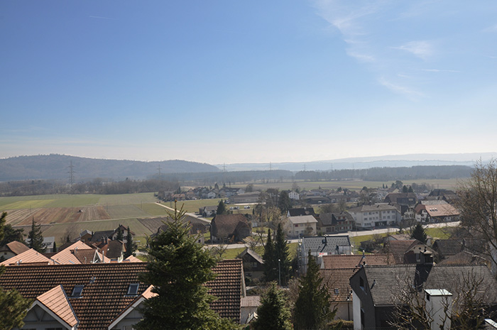 Weitblick über Wohngebiet und Landschaft