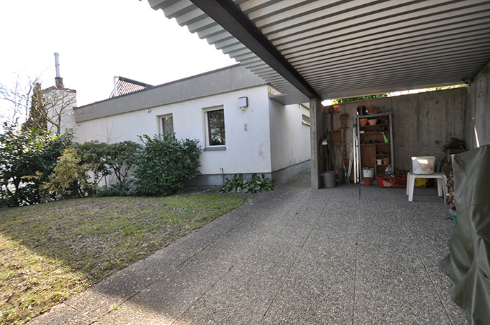 Überdachter Außenbereich neben dem Haus