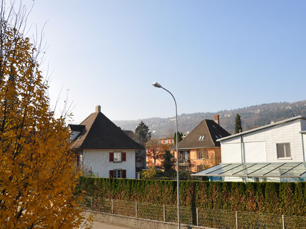 Wohnumgebung mit Häusern und Hügelblick