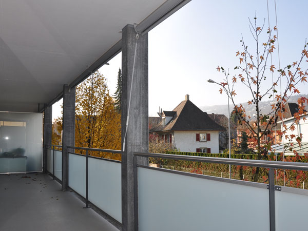Überdachter Balkon mit Blick ins Wohnumfeld