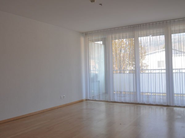 Leerer heller Wohnraum mit großen Fenstern