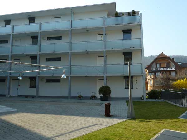 Mehrfamilienhaus mit Balkon und Innenhof