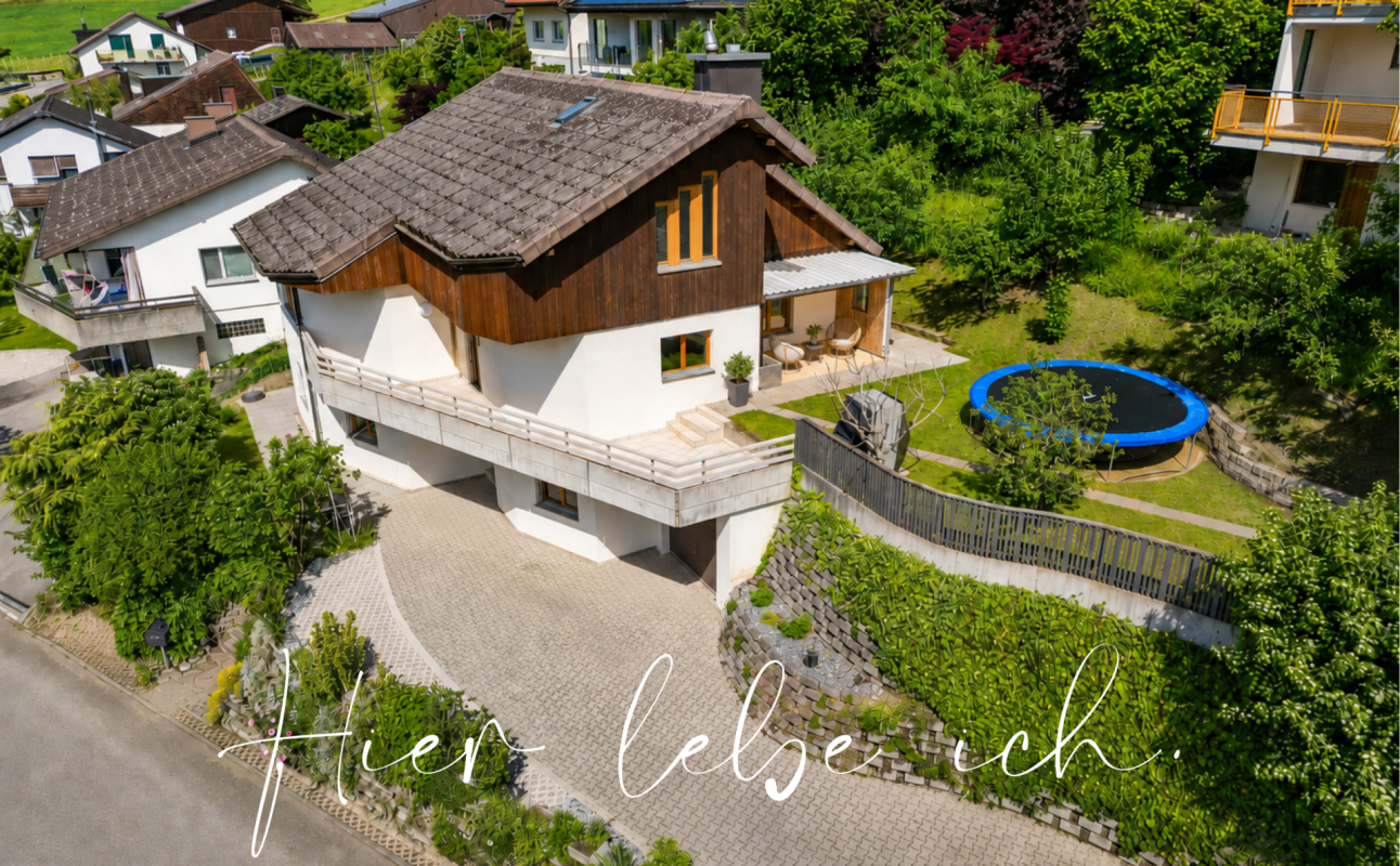 Außenansicht eines Wohnhauses mit großem Garten