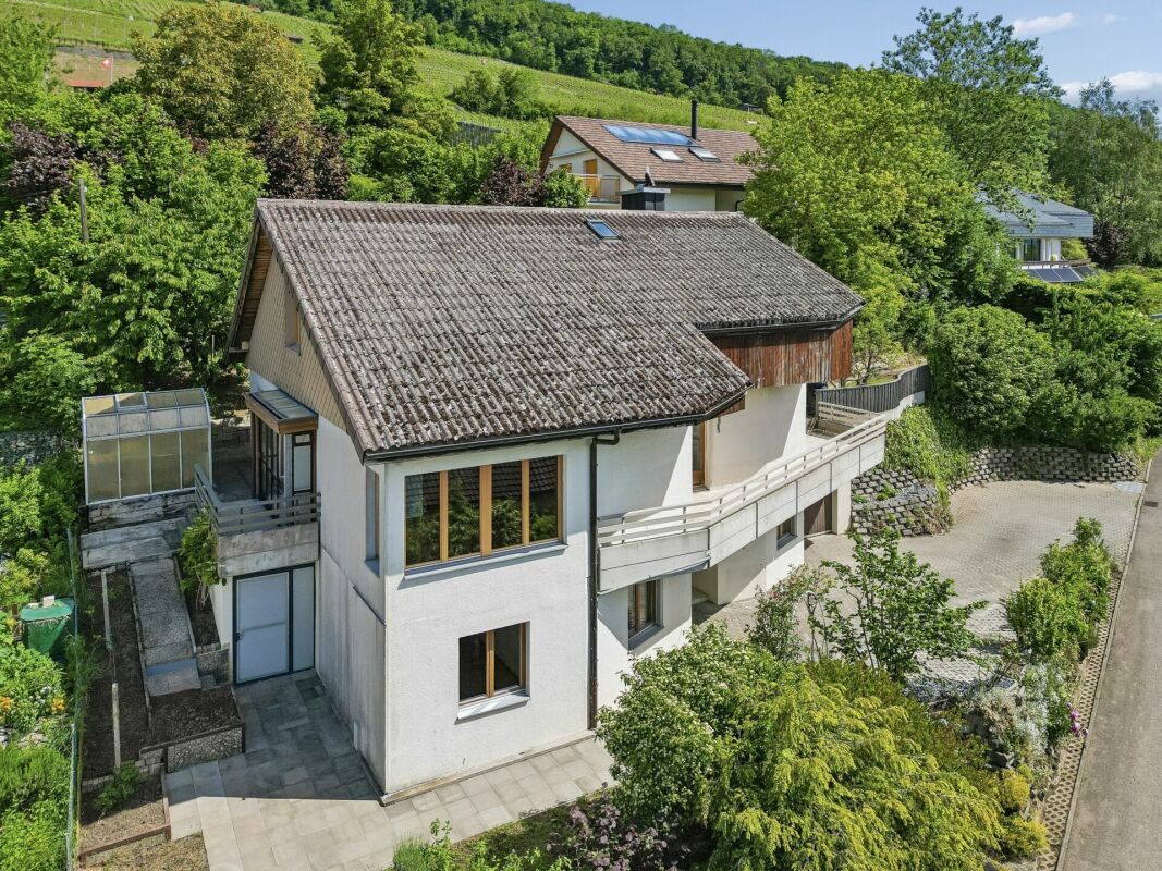 Außenansicht eines Hauses mit Hanggrundstück