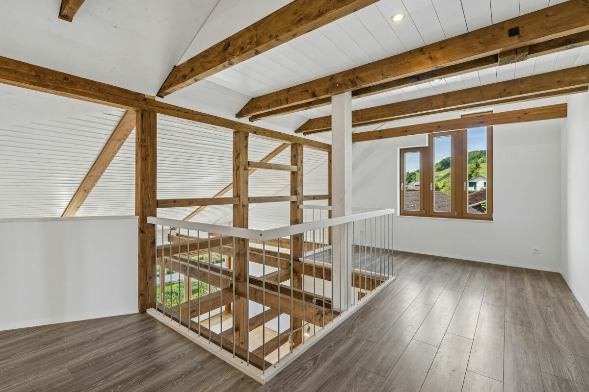Offene Galerie mit sichtbarer Holztragkonstruktion