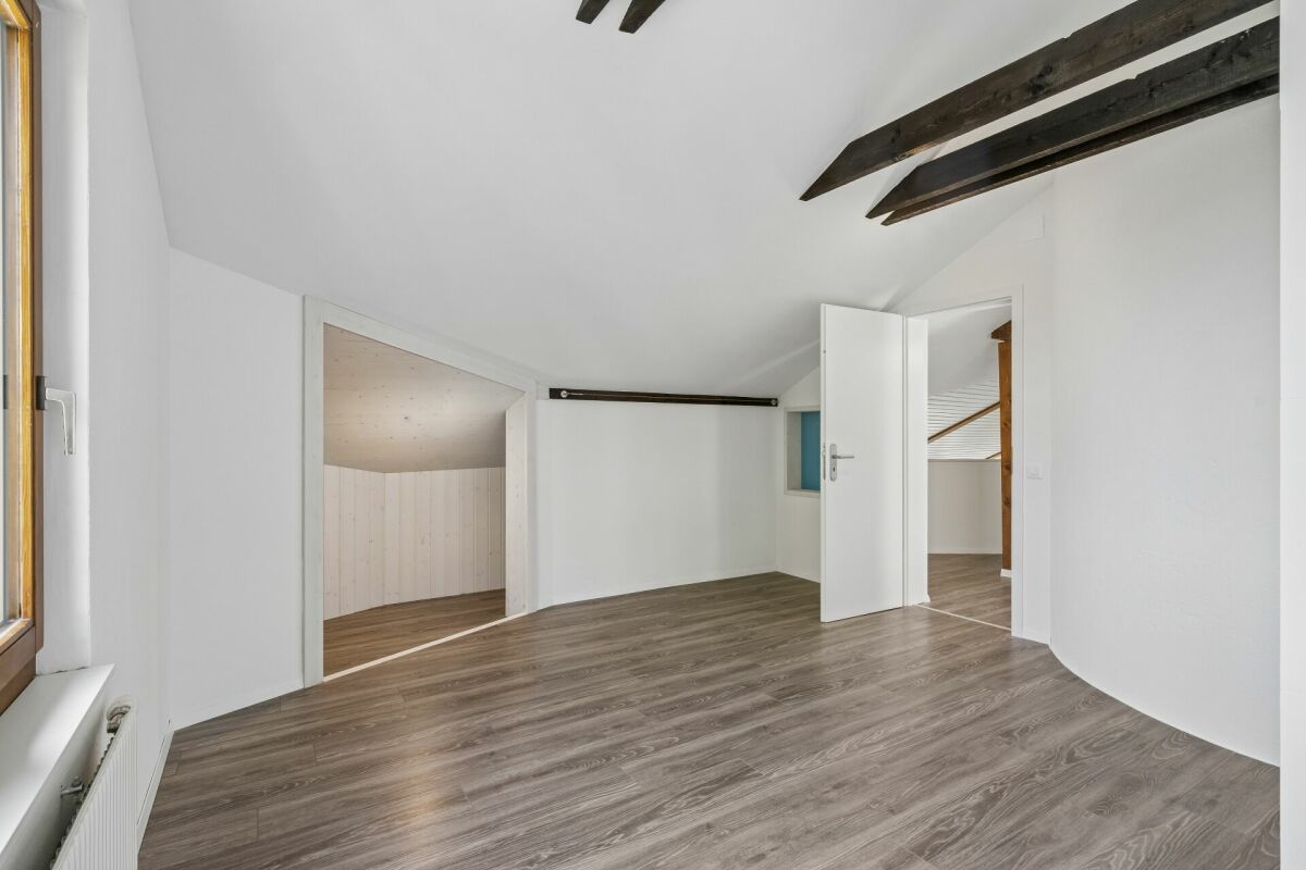 Ausgebauter Dachraum mit sichtbaren Balken
