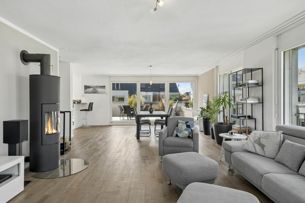 Offener Wohn-Essbereich mit Kamin und Terrasse