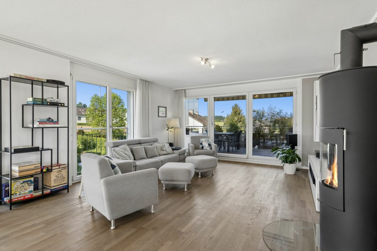 Heller Wohnraum mit Kamin und Terrasse