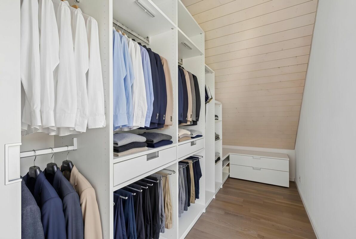 Begehbarer Kleiderschrank unter Dachschräge