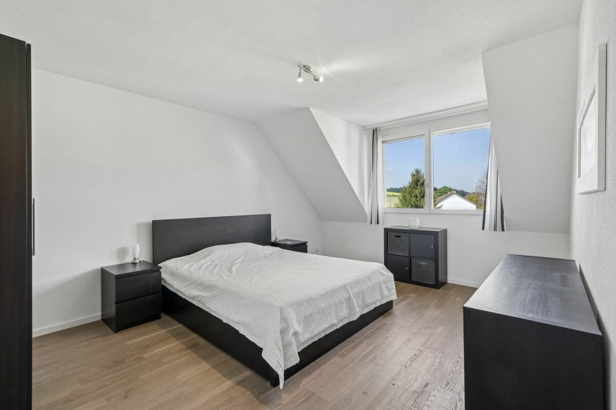 Helles Schlafzimmer mit Dachschräge