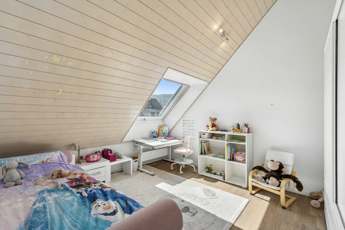 Helles Kinderzimmer im Dachgeschoss