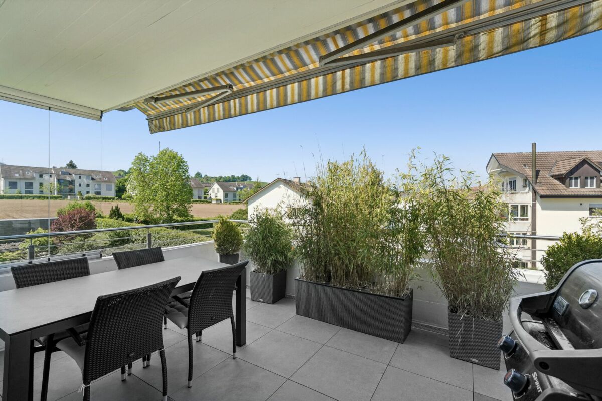 Überdachte Terrasse mit Essbereich und Grill