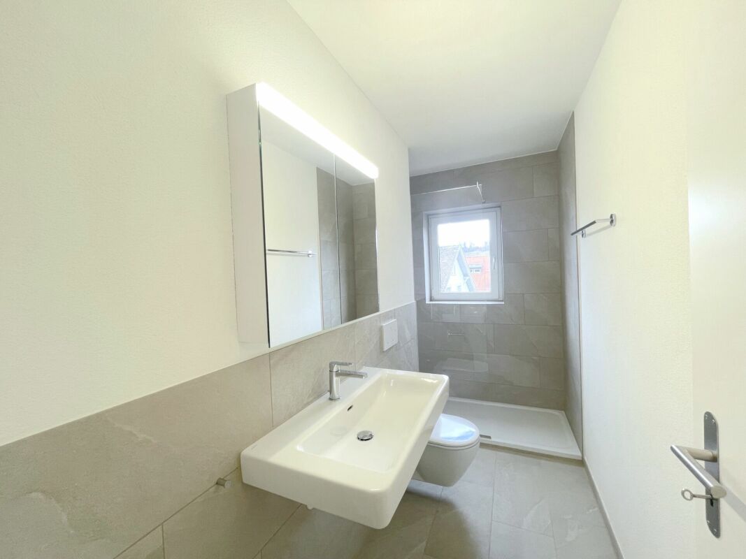 Modernes Gäste-WC mit schmalem Grundriss