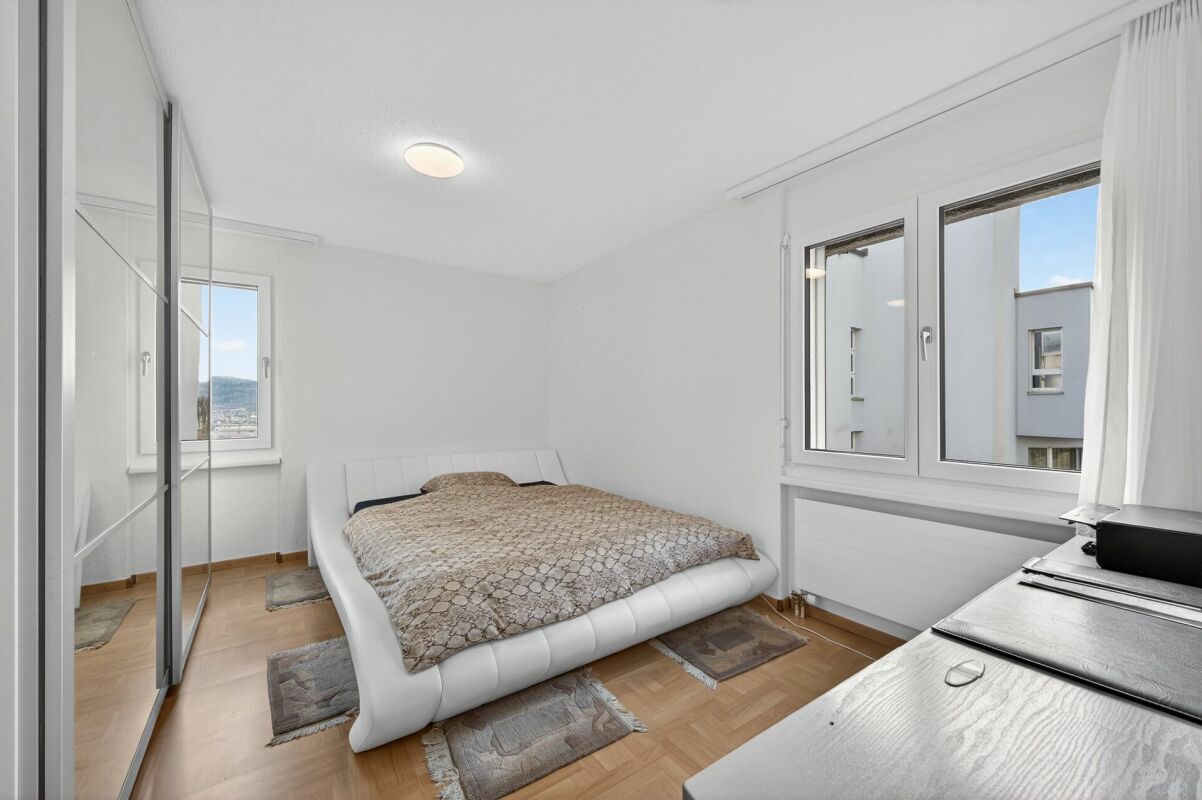 Helles Schlafzimmer mit großen Fenstern