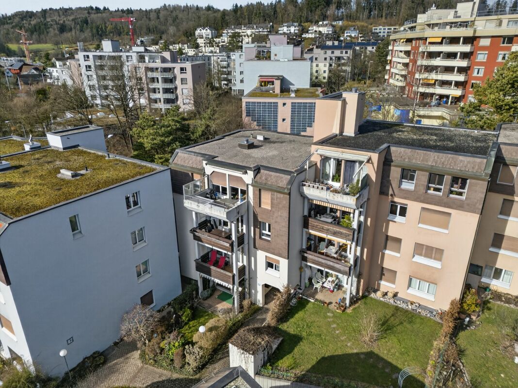 Drohnenaufnahme eines Mehrfamilienhauses im Wohngebiet