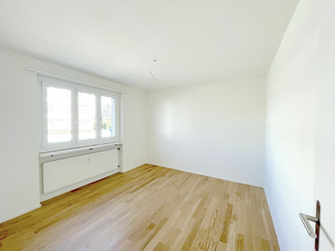 Heller leerer Raum mit Holzfußboden