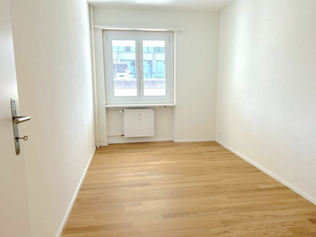 Helles, leeres Zimmer mit Fenster
