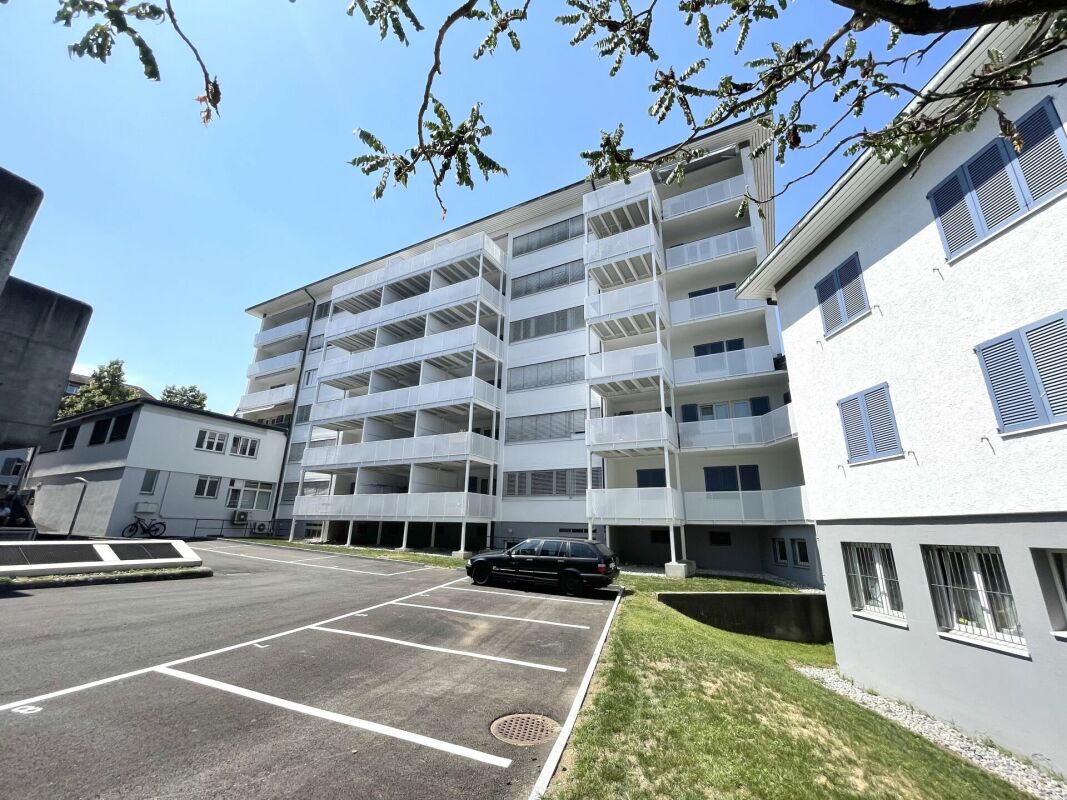 Außenansicht einer modernen Wohnanlage mit Stellplatz