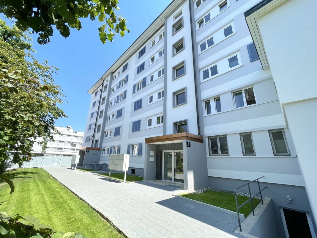 Mehrfamilienhaus mit Eingangsbereich